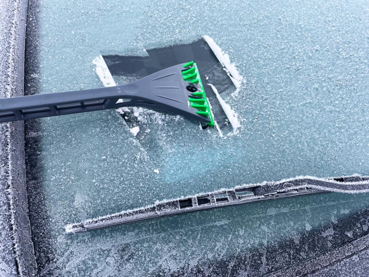 Снять наледь со стёкол авто — фото 1